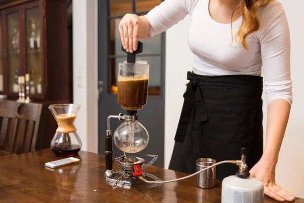 Close up of woman with siphon coffee maker at shop — Stockfoto