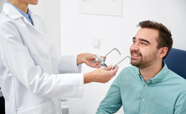 Optiker mit Versuchsrahmen und Patient in Klinik — Stockfoto