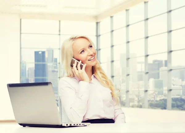 Sorridente empresária chamando no smartphone — Fotografia de Stock