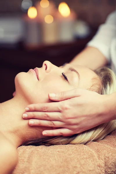 Närbild på kvinnan ha ansikte massage i spa — Stockfoto