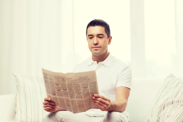 Hombre leyendo el periódico en casa — Foto de Stock