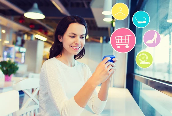 Mujer sonriente con compras de teléfonos inteligentes en línea —  Fotos de Stock