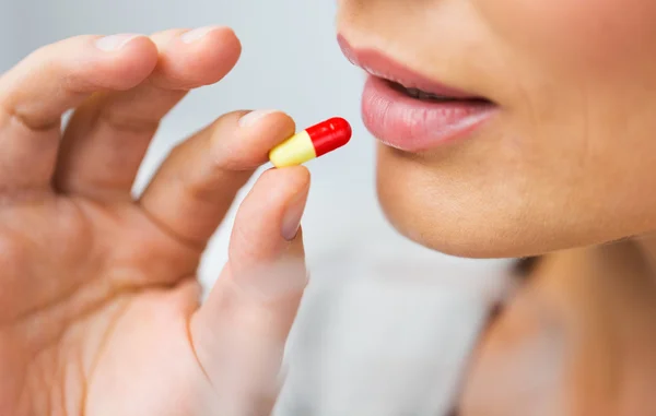 Close up of woman taking medicine in pill — Stock Photo, Image