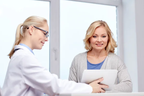 Médico con tableta pc y mujer en el hospital — Foto de Stock