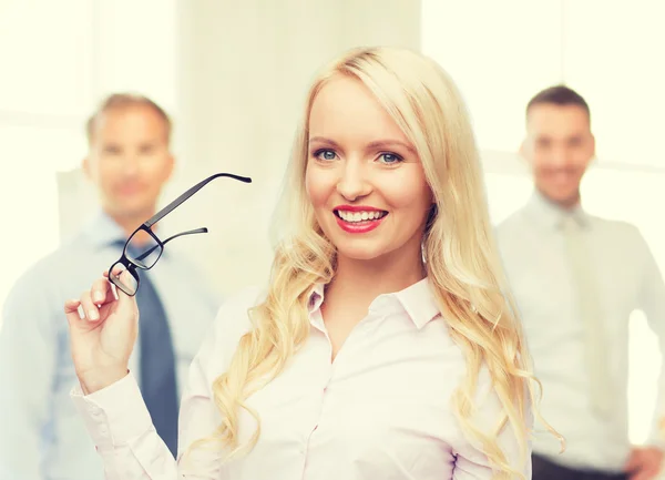 Усміхнена бізнес-леді або секретарка в офісі — стокове фото