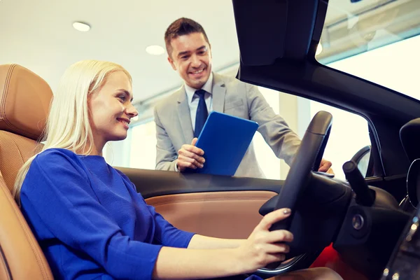 Mujer feliz con concesionario de coches en auto show o salón —  Fotos de Stock