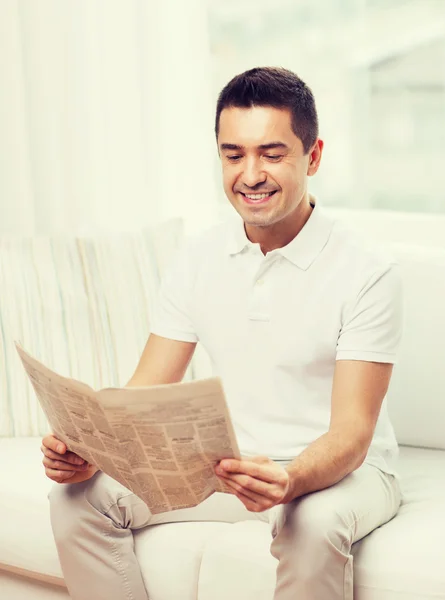 Homem feliz lendo jornal em casa — Fotografia de Stock