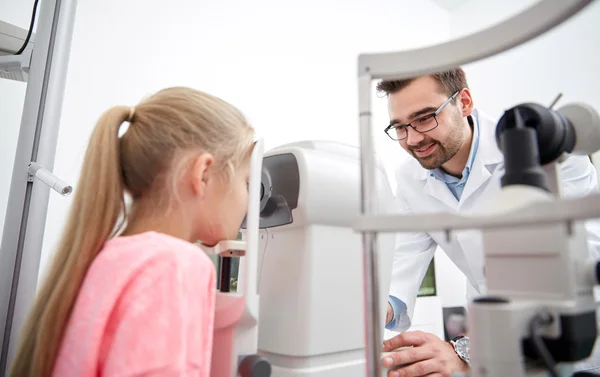 Optician with tonometer and patient at eye clinic — Stock Photo, Image