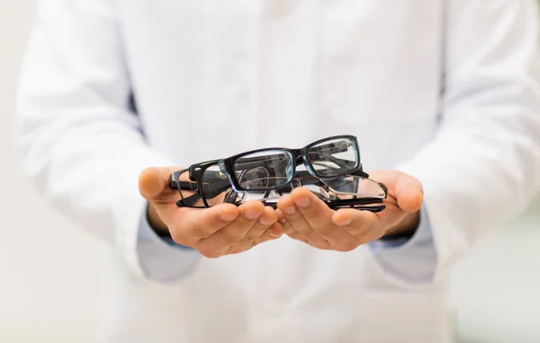 Gros plan de l'opticien avec des lunettes au magasin d'optique — Photo