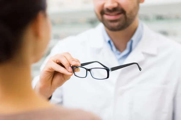 Närbild av optiker med glasögon på optik butik — Stockfoto