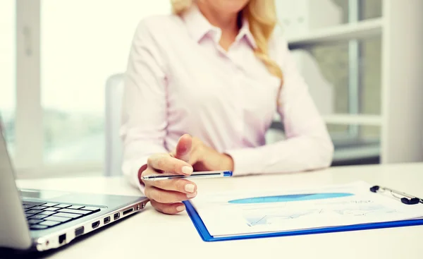 Sorridente donna d'affari che legge i giornali in ufficio — Foto Stock