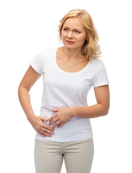 Olycklig kvinna lider av ont i magen — Stockfoto