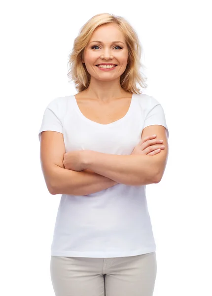 Mulher sorridente em branco t-shirt branca — Fotografia de Stock