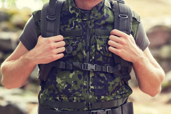 Close up de jovem soldado com mochila na floresta — Fotografia de Stock