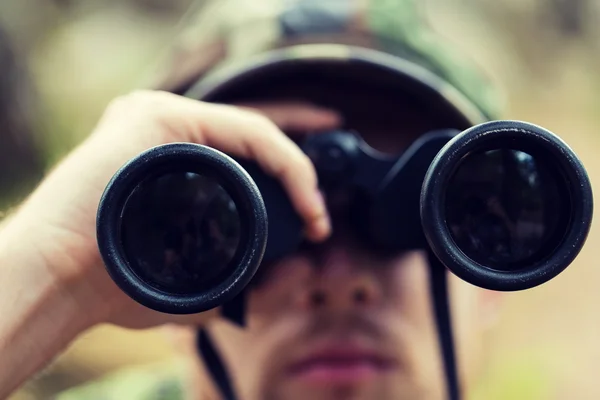 Primer plano de soldado o cazador con binocular —  Fotos de Stock