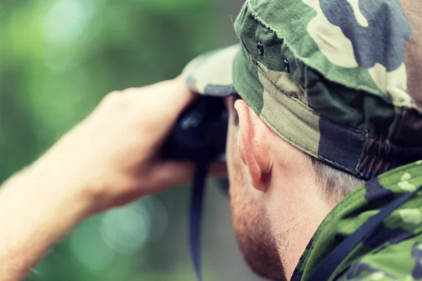 Primer plano de soldado o cazador con binocular — Foto de Stock