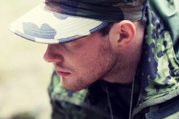 Primer plano del joven soldado en uniforme militar — Foto de Stock