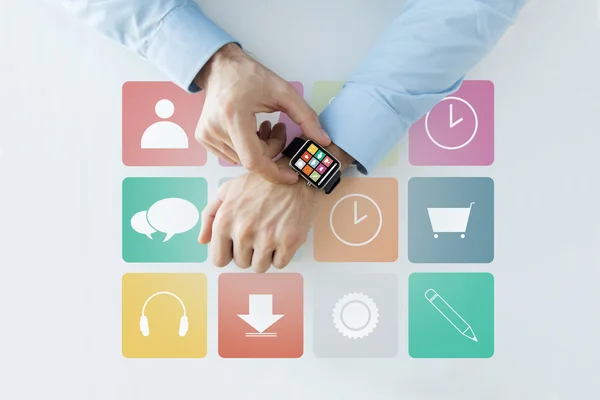 Mani con icone di applicazione su smart watch — Foto Stock