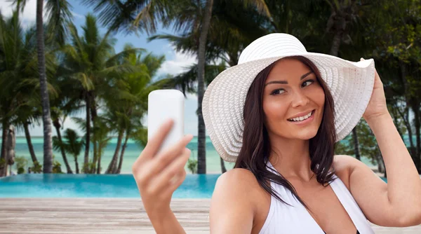 Giovane donna scattare selfie con smartphone — Foto Stock