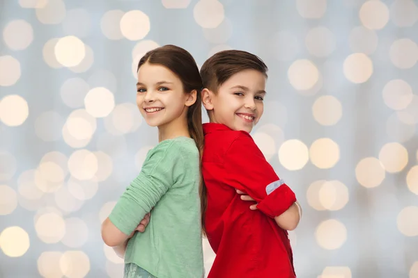 Menino e menina felizes de pé juntos — Fotografia de Stock