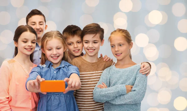 Niños felices hablando selfie por teléfono inteligente —  Fotos de Stock