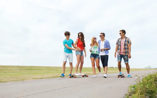 Amigos adolescentes felices con longboards al aire libre —  Fotos de Stock