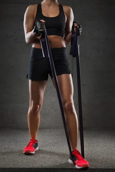 Primer plano de la mujer con expansor de ejercicio en el gimnasio —  Fotos de Stock