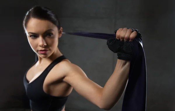 Mujer con expansor haciendo ejercicio en el gimnasio —  Fotos de Stock