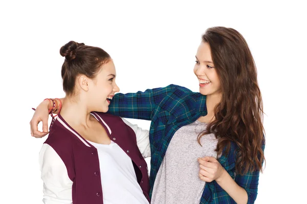 Gelukkig lachend vrij tienermeisjes knuffelen — Stockfoto