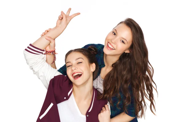 Glückliche hübsche Teenager-Mädchen zeigen Peace-Handzeichen — Stockfoto