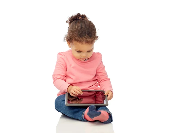 Pequena menina brincando com tablet pc computador — Fotografia de Stock