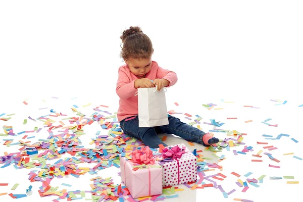 Boldog kis baba lány születésnapi bemutatja — Stock Fotó