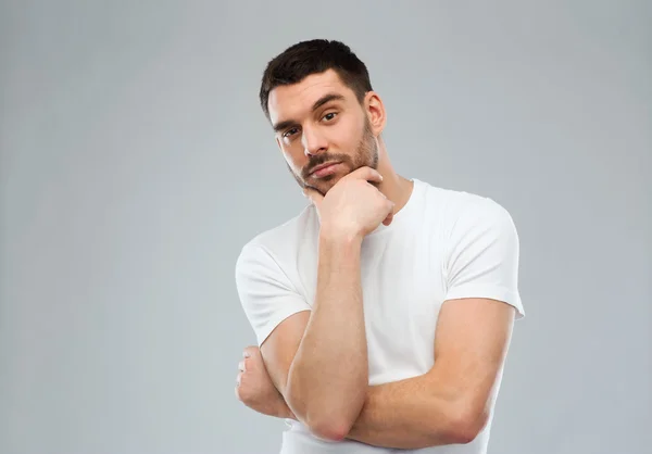 Homme réfléchissant sur fond gris — Photo