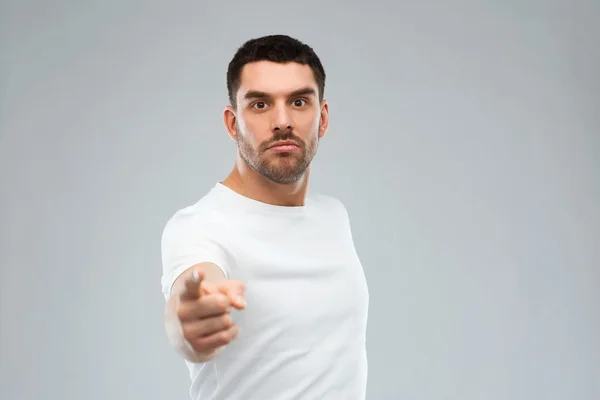 Uomo arrabbiato che punta il dito verso di te sul grigio — Foto Stock