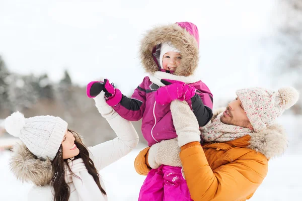 Gelukkig gezin met kind in winterkleren buitenshuis — Stockfoto