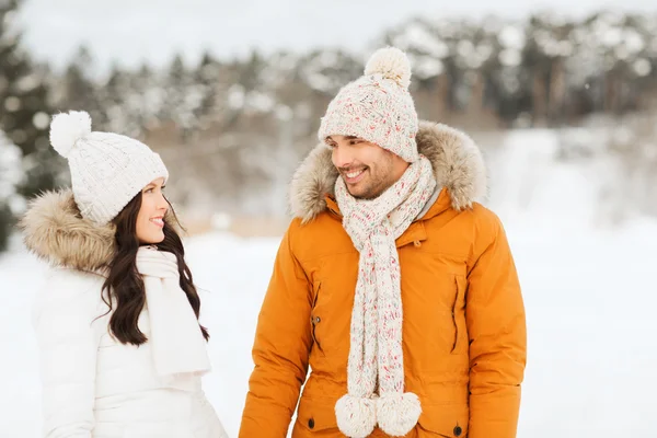 Gelukkige paar lopen over de achtergrond van de winter — Stockfoto