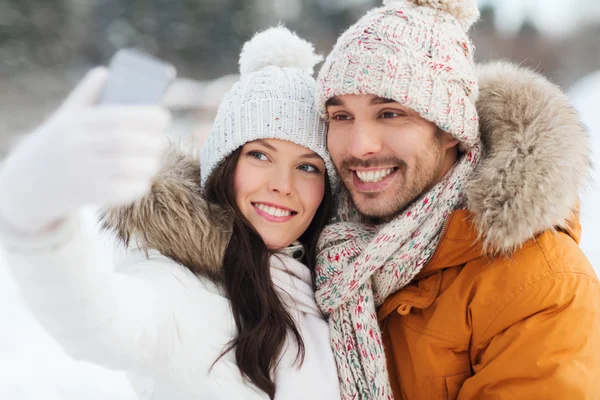 Glückliches Paar macht Selfie mit dem Smartphone im Winter — Stockfoto