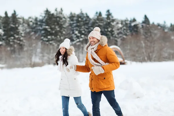 Щаслива пара біжить на зимовому фоні — стокове фото