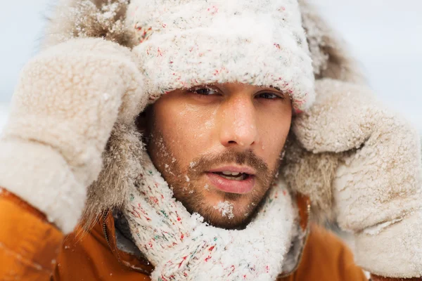 Volto dell'uomo in abiti invernali all'aperto — Foto Stock