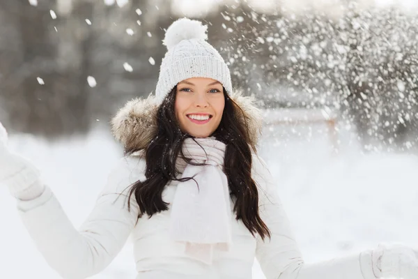 Счастливая женщина со снегом на улице зимой Стоковое Фото