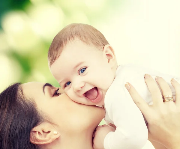 Gülen Bebek annesi ile oynama — Stok fotoğraf