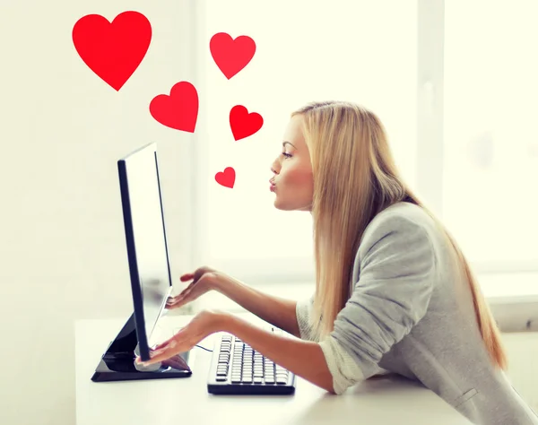 Bilgisayar monitörü öpücüklere gönderme kadın — Stok fotoğraf