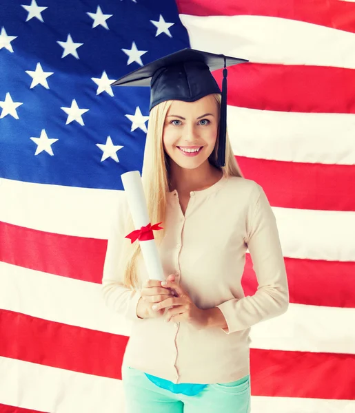 Estudiante en gorra de graduación con certificado — Foto de Stock