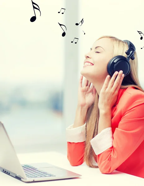 Mujer con auriculares — Foto de Stock