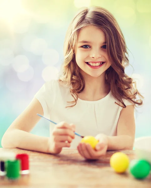 Glückliches Mädchen mit Pinsel Ostereier färben — Stockfoto