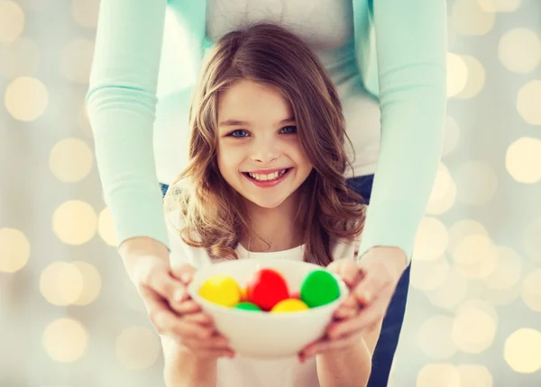 Primer plano de la familia feliz celebración de huevos de Pascua —  Fotos de Stock