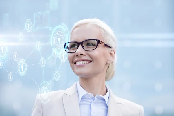 Joven mujer de negocios sonriente en gafas al aire libre —  Fotos de Stock