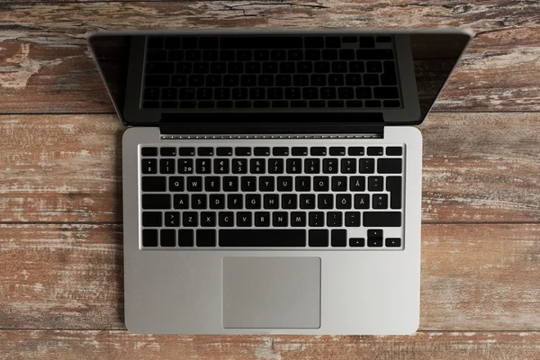 Laptop mit schwarzem Bildschirm auf dem Tisch — Stockfoto