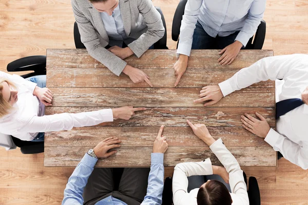 Primer plano del equipo de negocios sentado en la mesa — Foto de Stock