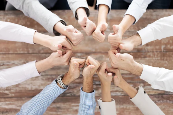 Equipo de negocios mostrando pulgares hacia arriba — Foto de Stock